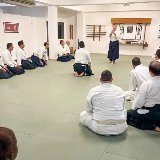 Ouverture d'un cours d'aikido, salut en seiza