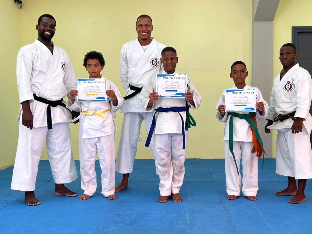 Remise de diplômes aux enfants