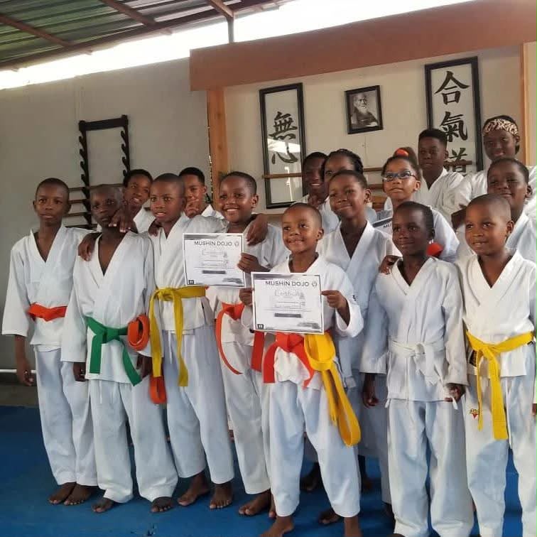 Grand groupe d'enfants du dojo