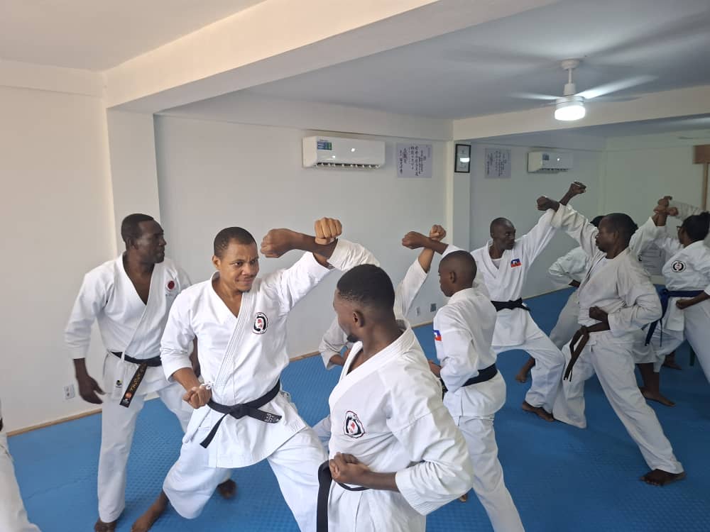 Cours de karaté en groupe au dojo